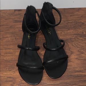 ✅Lulus black sandals.